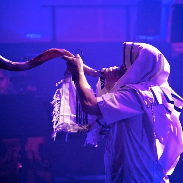 2010, Opening night